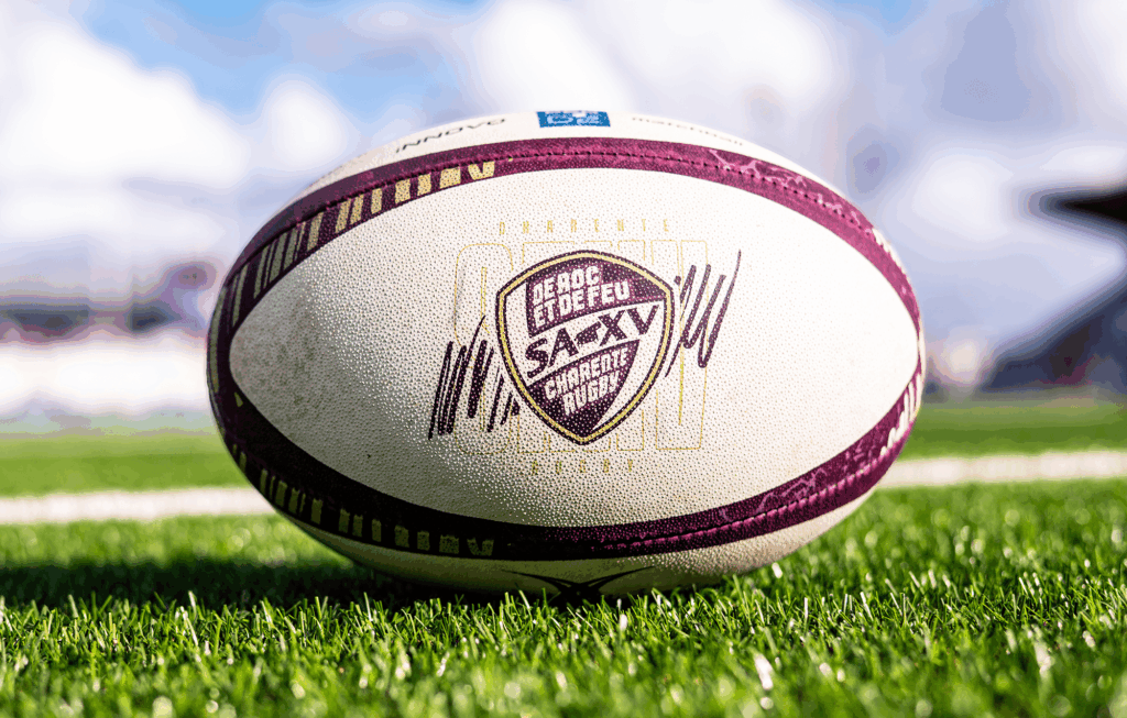 Ballon de rugby sur terrain.