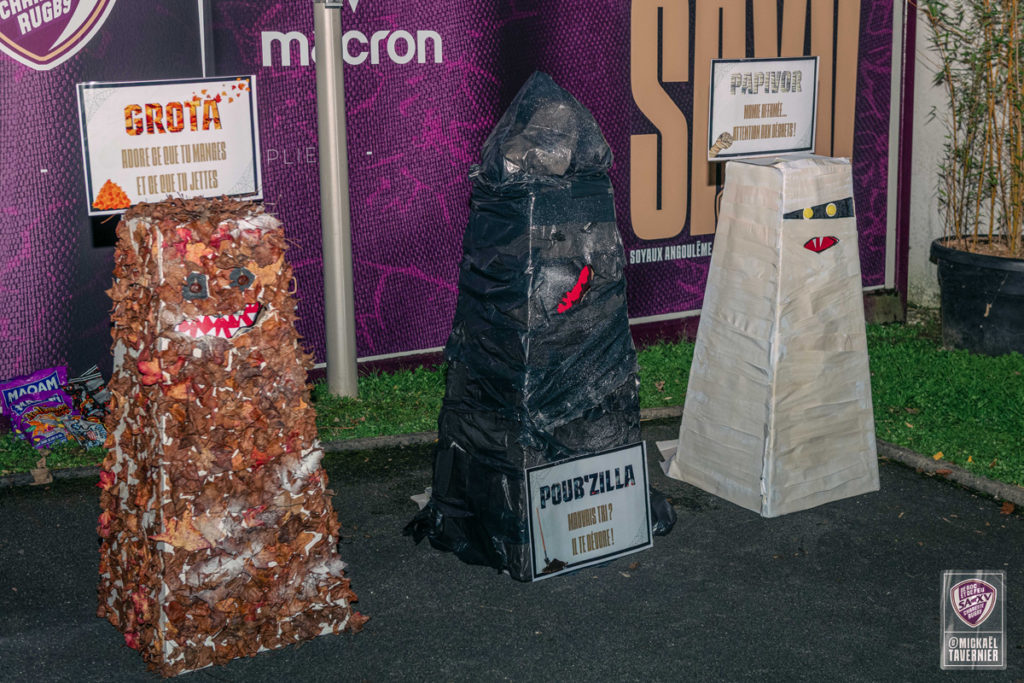 Trois poubelles déguisées en monstres amusants.