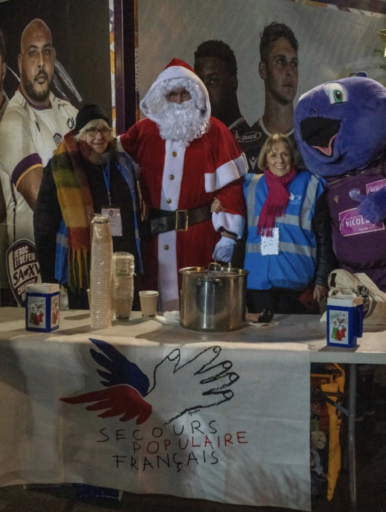 Événement caritatif avec Père Noël et bénévoles.