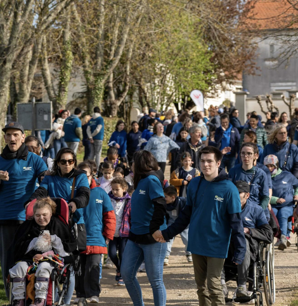 Groupe divers en promenade extérieure.