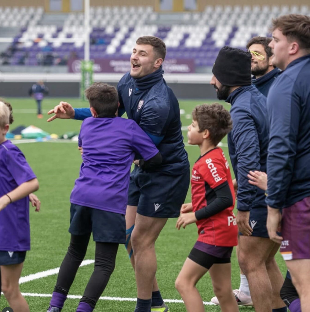 Entraînement de rugby avec des enfants sur le terrain.