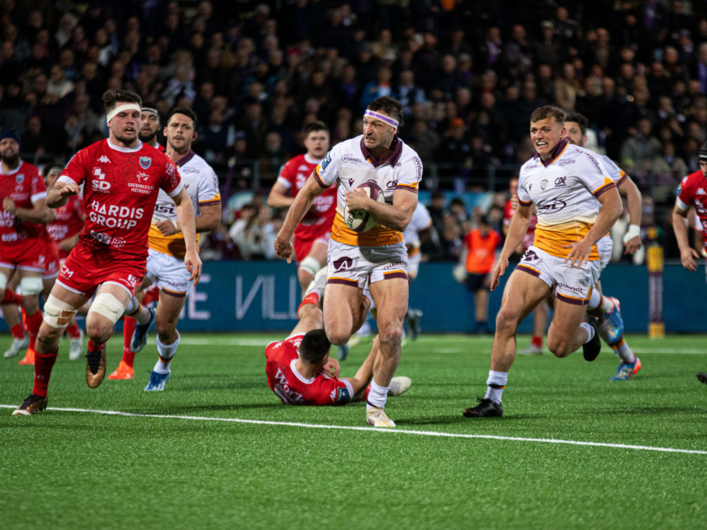 Match de rugby intense entre deux équipes.