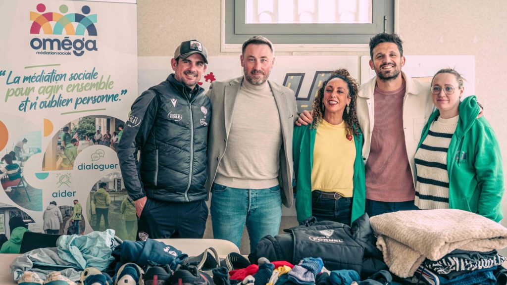 Remise de vêtements à Oméga
